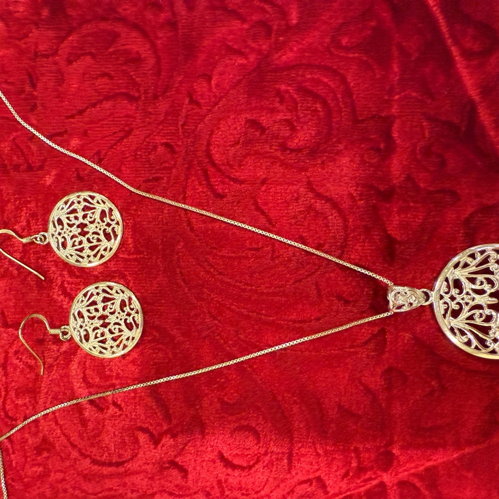 Elegant Silver Filigree Necklace and Earring Set